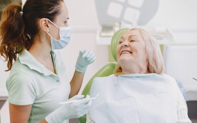 Salute orale per gli anziani: consigli specifici per un sorriso salutare
