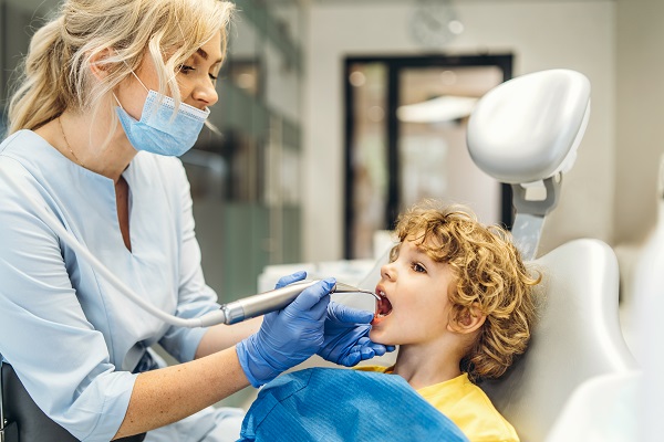 Piccolo paziente durante una visita dal dentista.