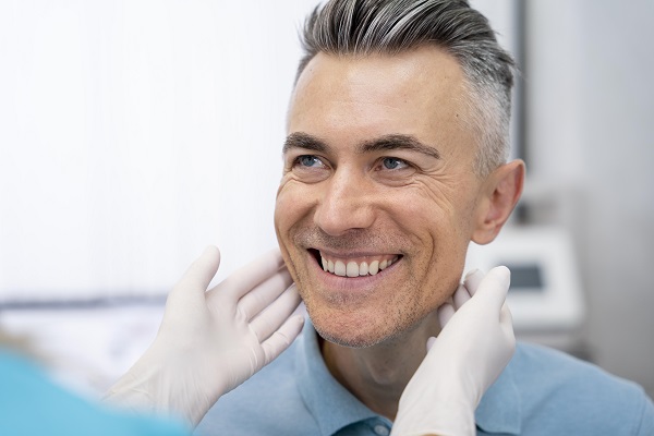 Paziente con impianti dentali.