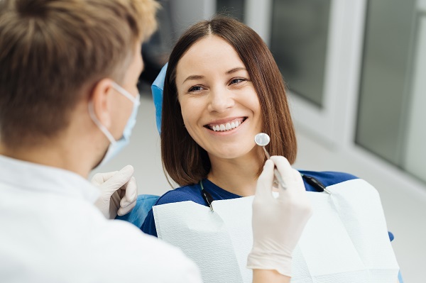 Il sorriso della paziente di un dentista.