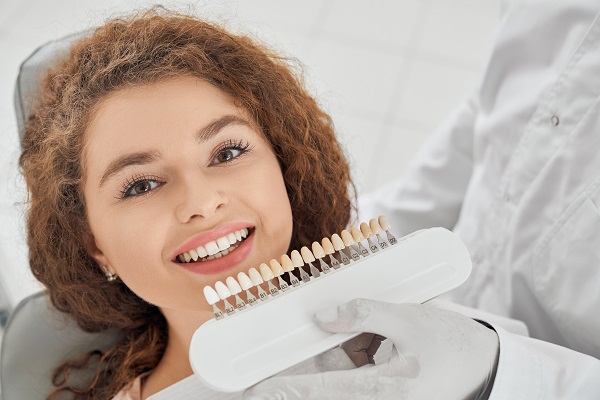 Paziente si sottopone a un trattamento di odontoiatria estetica.