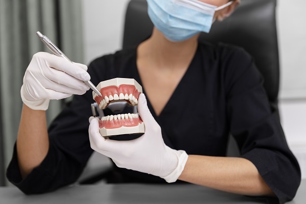 Restauri dentali Dentista spiega una procedura ad un paziente.