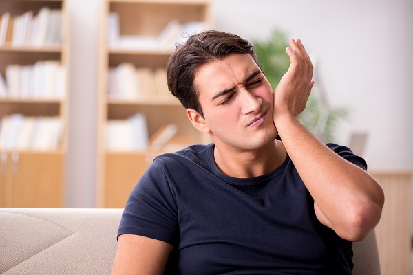 Uomo soffre per un problema all'articolazione temporo-mandibolare.